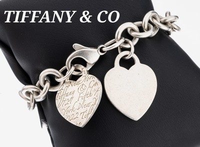 TIFFANY Silber Armband mit 2 Charms, 925er Silber, 2 herzförmige Charms, 1 x grav. mit Tiffany, L. ca. 19 cm, Karabinerschließe