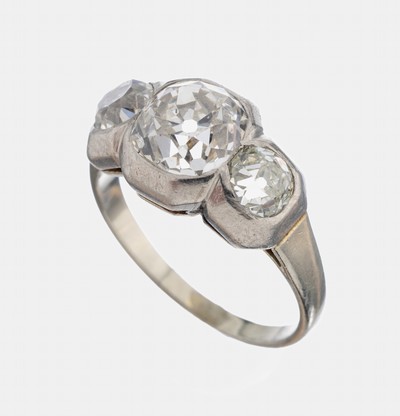 Platin Diamant-Ring, um 1860/70, Platin gepr., 3 Altschliffdiamanten zus. ca. 2.0 ct Weiß-get.Weiß/si, RW 48, ca. 4.1 g, Schiene l. unrund