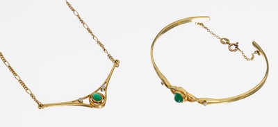 18 kt Gold Smaragd-Brillant-Schmuckset, GG 750/000, best. aus: Collier mit ovalem Smaragd-Cabochon ca. 0.50 ct, 2 Brillanten zus. ca. 0.02 ct feines ...