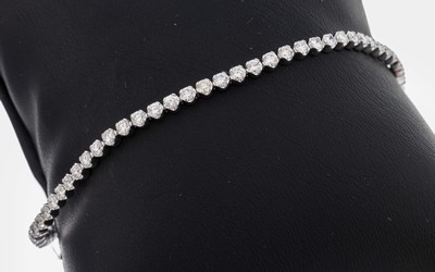 14 kt Gold Brillant-Rivierearmband, WG 585/000, 66 Brillanten zus. ca. 2.73 ct (grav.) feines Weiß-Weiß/vs-si, L. ca. 18.5 cm, Kastenschloss mit 2 ...