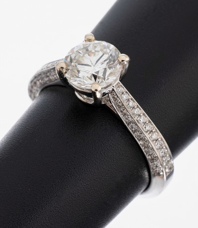 18 kt Gold Brillant-Ring, WG 750/000, mittig Brillant ca. 1.46 ct l.get.Weiß +(I)/vs2, Ringschultern mit Brillanten zus. ca. 0.31 ct Weiß/vs-si, ...