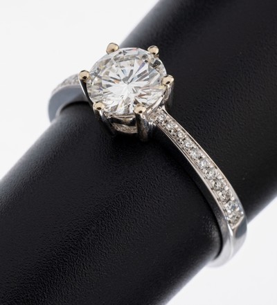 18 kt Gold Brillant-Ring, WG 750/000, mittig Brillant ca. 1.00 ct feines Weiß(G)/vs1, Ringschultern mit Brillanten zus.ca. 0.12 ct feines ...