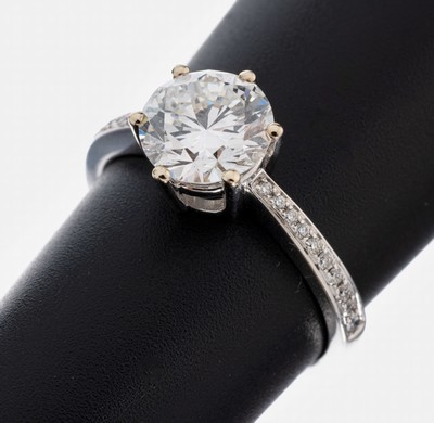 18 kt Gold Brillant-Ring, WG 750/000, mittig Brillant ca. 1.68 ct feines Weiß(F)/lr,Ringschultern mit Brillanten zus. ca. 0.13 ct feines ...