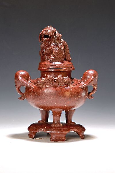 Räuchergefäß, China, 20.Jh., roter Speckstein, bauchiges Gefäß mit Doppelhenkel in Form von Elefantenköpfen, Deckelbekrönung mit Fohund, min. ...