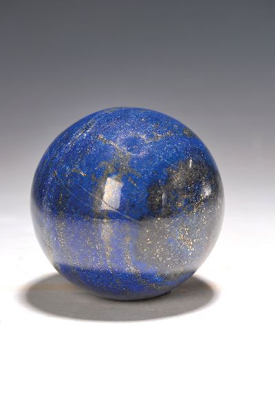 Lapislazuli-Kugel, ca. 1kg, Pakistan/Afghanistan, mit feinen goldenen Pyrit-Adern, dekorativer Charakter, ca. 26 kg,D. 8,5cm