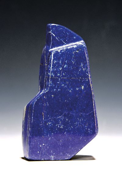 Lapislazuli in Freiform, Afghanistan, mit feinen Pyrit- und Calciteinschlüssen, unregelmässige Form mit Vor- und Rücksprüngen, ca. 16.56x19.5x3 ...