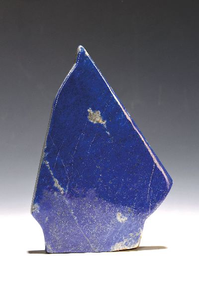 Lapislazuli in Freiform, Afghanistan, feine Pyriteinschmelzungen, flache, spitz zulaufende Scheibe von ca. 2 cm Dicke, ca. 26x18 cm, 1905g, dekorativ