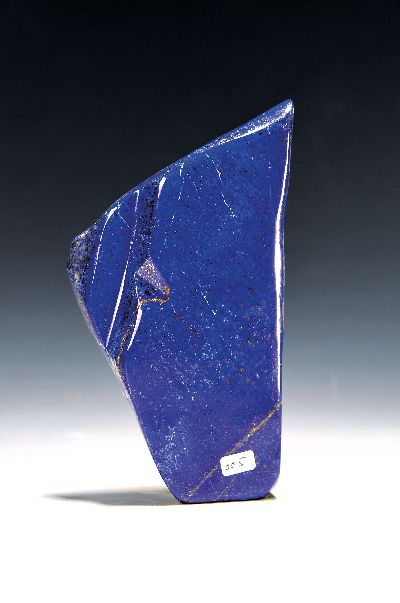 Lapislazuli in Freiform, Afghanistan, unregelmässige Form mit Vor- und Rücksprüngen , Pyrit- und Calcit-Einschlüssen, ca. 1016g, H. ca. 18 cm, ...