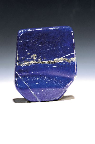 Lapislazuli in Freiform, Afghanistan, unregelmässige Form, mit Calcit- und Pyrit- Einschlüssen, Dicke ca. 3-4 cm; ca. 12x11cm, ca. 1215g, dekorativ