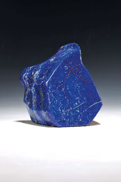 Lapislazuli in Freiform, Afghanistan, unregelmässige Form mit Vor- und Rücksprüngen, Calcit- und Pyrit-Einschlüsse, H.ca.15 cm, ca. 1967g, ...