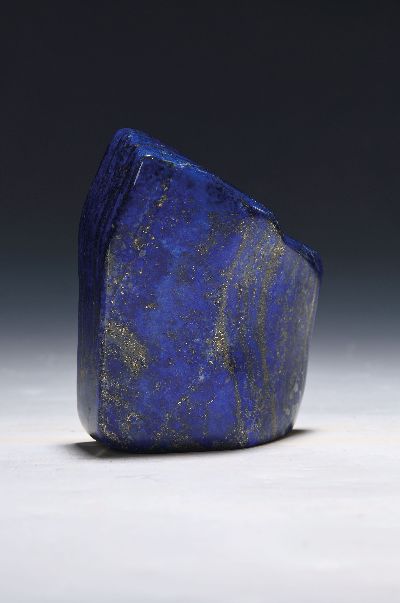 Lapislazuli in Freiform, Afghanistan, unregelmässige Form mit Vor- und Rücksprüngen, feine Pyrit- und Calcit-Einschlüsse, D.ca. 3 cm, ca. 12x11 ...