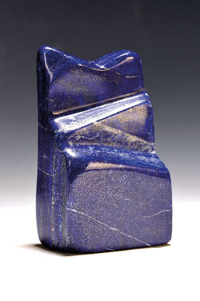 Lapislazuli in Freiform, Afghanistan, unregelmässige Form mit Vor- und Rücksprüngen, Calcit- und Pyrit-Einschlüssen, ca. 14.5x8 cm, Dicke ca. 2-4 ...