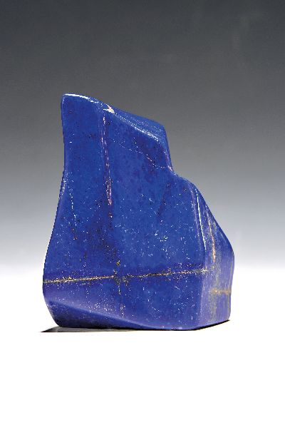 Lapislazuli in Freiform, Afghanistan, unregelmässige Form mit Vor- und Rücksprüngen, feine Pyrit- und Calcit-Einschlüssen, D.ca. 2 cm; ca. ...