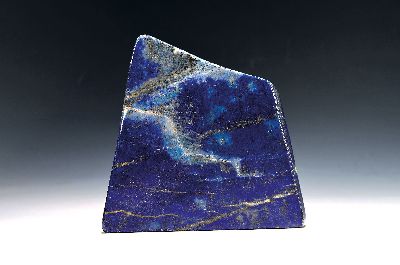 Lapislazuli in Freiform, Afghanistan, unregelmässige Form, Pyrit- und Calcit- Einschlüsse, Dicke ca. 1.5-2cm, ca. 18.5x 18.5 cm, ca. 1552g, ...