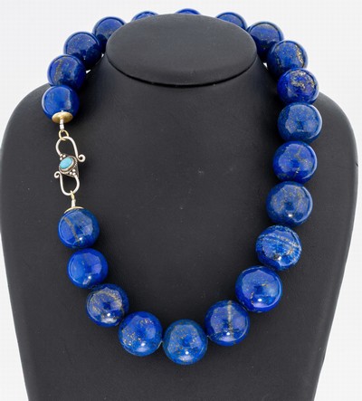 Lapislazuli-Collier, im Verlauf Lapislazuli-Kugeln mit Pyriteinschlüssen, D. ca. 19.8 - 21.5 mm, S-Schließe 925er Silber mit ovalem ...