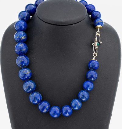 Lapislazuli-Collier, im Verlauf Lapislazuli-Kugeln mit Pyrit-Einschlüssen, D. ca. 14.6 - 18.9 mm, L. ca. 47 cm, S-Schließe 925er Silbermit ovalem ...