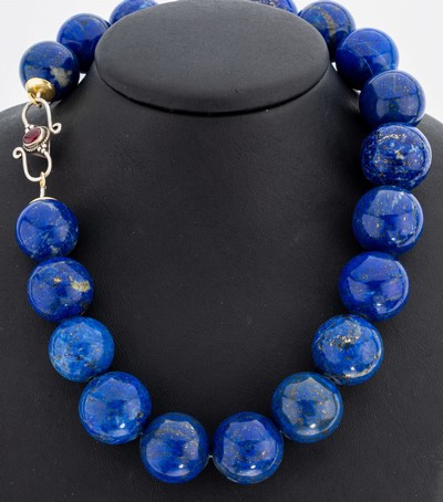 Lapislazuli-Collier, im Verlauf Lapislazuli-Kugeln mit Pyriteinschlüssen, D. ca. 19.7 - 22.3 mm, S-Schließe 925er Silber mit ovalem ...