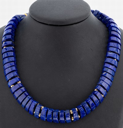 Ausgefallenes Lapislazuli-Collier, ungewöhnlich geformte Glieder, dadurch sehr anschmiegsam, Zwischenglieder part. Silber verg., L. ca. 45 cm, ...