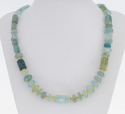 Aquamarin-Collier, Aquamarin-Glieder in versch. Größen, Formen und Farbnuancen, Zwischenglieder und Karabinerschließe 925er Silber verg., L. ca. ...