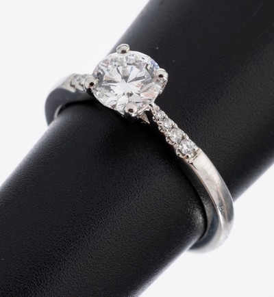 Platin Brillant-Ring, Pt 950, mittig Brillant ca. 0.71 ct hochfeines Weiß(E)/if, Ringschultern mit 8 Brillanten zus. ca. 0.08 ct Weiß/si, RW 50, ...