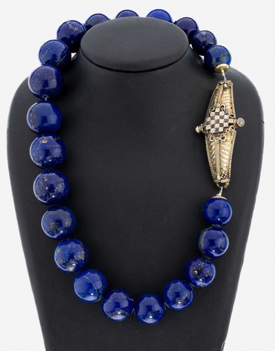 Lapislazuli-Collier, Silbersud-Schließe, Sri Lanka um 1960, gr. Lapislazuli-Kugeln, D. ca. 19.6-24.4 mm, L. ca. 56 cm, ca. 371 g