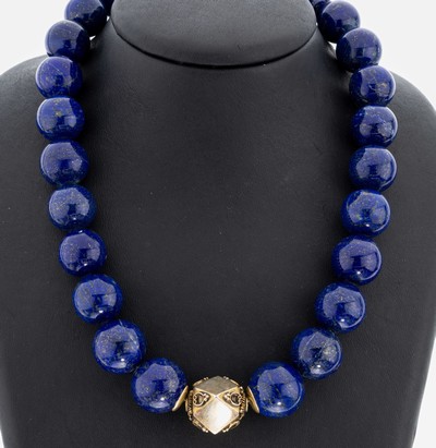 Lapislazuli-Collier, Lapislazuli-Kugeln, D.ca. 16.5-19.1 mm, Zwischenglied Silbersud Sri Lanka um 1960, L. ca. 46 cm, S-Schließe Silber verg.