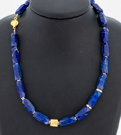 Lapislazuli-Collier, längliche facett. Glieder, 1 würfelf. Zwischenglied, verg., L. ca. 46 cm, Steckschließe, ca. 56.3 g