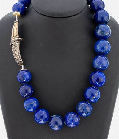 Lapislazuli-Collier, Sri-Lanka um 1960, Lapislazulikugeln im Verlauf, D. ca. 18-21 mm, Pyriteinschlüsse, Schließe 925er Silber teilverg., reich ...