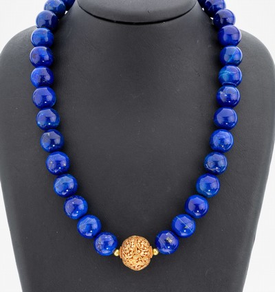 Lapislazuli-Collier mit Tibetanischer Kugel, Lapislazuli-Kugeln, D. ca. 13.4-14 mm, 1 Kugel, Tibet, Silber verg., S-Schließe und Zwischenglieder ...