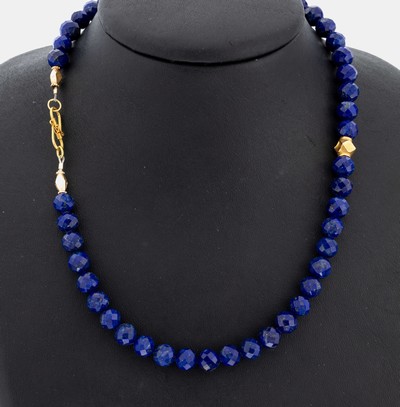 Lapislazulicollier, S-Schließe GG 750/000, würfelförmige Mittelmontur, facett. Lapis- lazulikugeln, L. ca. 42 cm