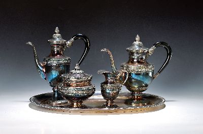 Kernstück aus Silber, wohl Italien, 20.Jh., 835er-Silber, 2967g, gemarkt 835, Dekor im Stil des Klassizismus, Kaffeekanne, Teekanne, Sahnegießer ...