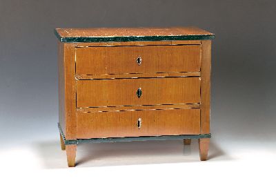 Biedermeier-Modellkommode, deutsch, Mitte 19. Jh., Kirschbaum, auf vier zylinderförmigen Füßen, geschwärzte Zargen und Schlüsselschilde, ...