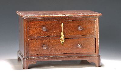 Modellkommode des Historismus, 19.Jh., Nußbaum, 2-schübig, ein Schlüssel, 23x34x24cm, EZ 2
