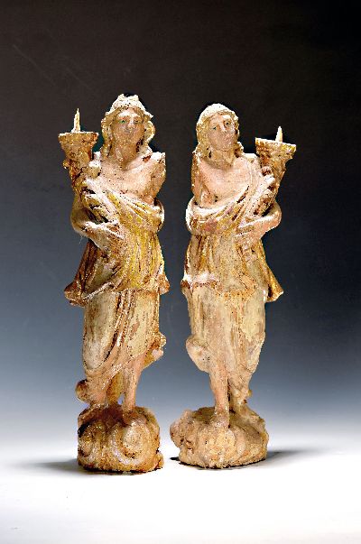 Paar Engelsleuchter in spätbarocker Manier, um 1790, Holz, vollplastisch geschnitzt, mindestens zwei sichtbare Fassungen (sekundäre Vergoldung ...