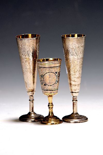 3 kleine Kelchgläser aus Silber, u.a. Moskau, Russland, nach 1958, 875er-Silber, Paar Kelche, innen vergoldet, H. 12 cm; Kelch, Moskau, Niellodekor, ...