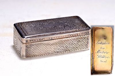 Kleine Deckeldose, wohl deutsch, Anfang 20.Jh., Metall versilbert, innen vergoldet, graviert, Innendeckel bez. "Zum Andenken vom Mindener ...