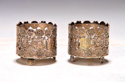 Paar Salieren aus Silber, China, 19./20.Jh., Silber geprüft, mit Glaseinsatz, Bodenmarke, ohne Einsätze ca. 76g, D. je 4,5 cm