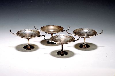 4 Dessertschalen aus Silber, James Dixon & Sons, Sheffield, 1913, 472g, Jahresbuchstabe gotisches v, flache Fußschalen mit filigranem Doppelhenkel, ...