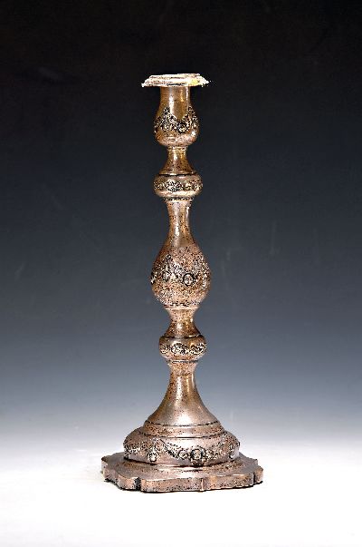 Silberleuchter, London, 1924, fünffach gegliederter Balusterkorpus, Blütendekor, teilgefüllt, 732g, H. 33 cm