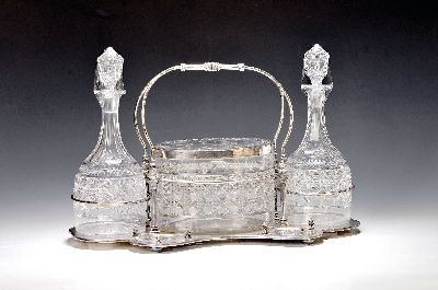 Likörset, Sheffield, um 1860/70, Tablett, Eisbehälter und zwei Dekanter, geschliffenes und geschnittenes Glas, Monturen Metall versilbert, Tablett ...
