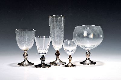 Umfangreiches Glasset mit Standfüßen aus Silber, Hermann Bauer, Schwäbisch Gmünd, 20.Jh., Sterling Silber, Glaskelche z.T. mit geätztem Dekor, ...