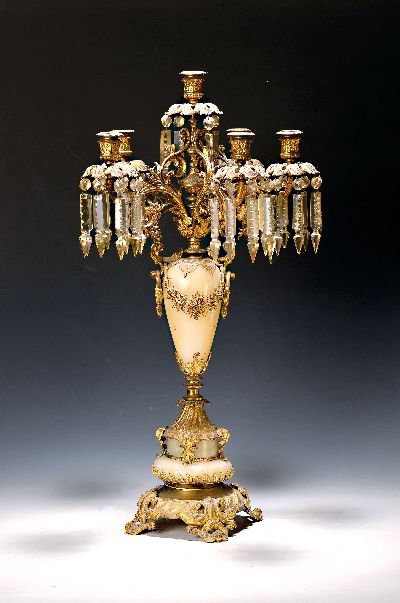 Girandole des Historismus, 19.Jh., Alabasterkorpus, aufwendige Bronzemonturen in klassizistischer Manier, 4 Leuchterarme mit Glasbehang, 5-flammig, ...