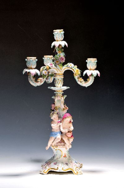 Prunkleuchter mit Allegorie auf Herbst und Winter, Meissen, Knaufzeit, Porzellan, farbig und goldstaffiert, vollplastisch applizierte Blüten und ...