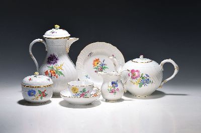 Kaffee- und Teeservice, Meissen, 20.Jh., 2. Wahl, Porzellan, Blumengebinde, Reliefzier Neubrandstein, Goldstaffage, 6 Gedecke, große Kaffeekanne, ...