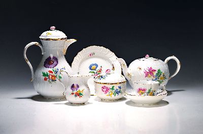 Kaffee- und Teeservice, Meissen, 20.Jh., 2. Wahl, Porzellan, Blumengebinde, Reliefzier Neubrandstein, 6 Gedecke, Große Teekanne, große Kaffeekanne, ...