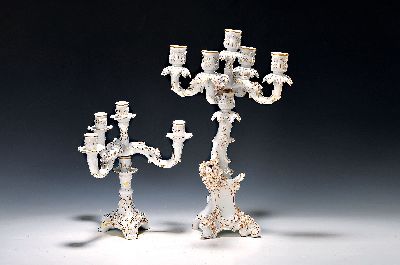 2 Porzellanleuchter, Sitzendorf, 20.Jh., weiß, 4 bzw. 5 Brennstellen, reich applizierte Blüten u. Blätter, Goldstaffage, H.ca. 27/42 cm, ...