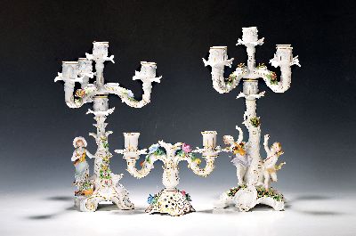 3 Wandlungsleuchter, Sitzendorf, zwei Figurenleuchter, 1x mit galanter Gärtnerin mit Trauben im Korb, 1x allegorische Darst. von zwei Putten, leicht ...