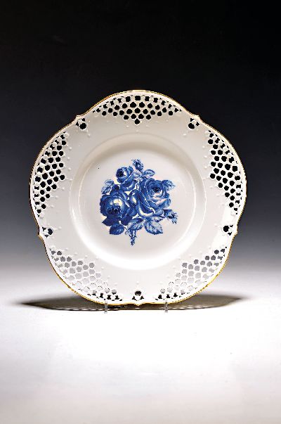 Wandteller blaue Rose, Meissen, 20.Jh., Porzellan, Durchbrucharbeit, Goldstaffage, D. 28,5 cm