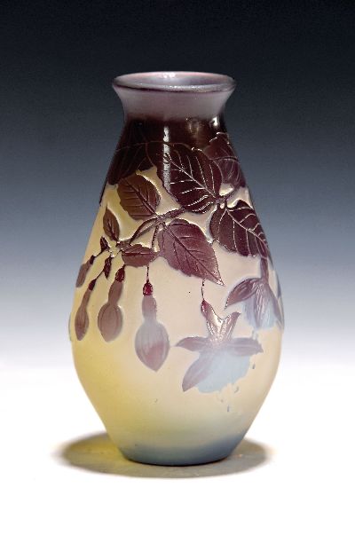 Ziervase "Clematis", Galle, Nancy, 1. Viertel 20.Jh., farbloses Glas, violetter und hellblauer Überfang, geschnitten, geschliffen und ...