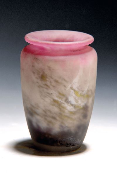 Ziervase, Müller Fres, Luneville, 1.Viertel 20.Jh., farbloses Glas mit violetten, gelben und grünen Einpuderungen, Ätzmarke, H. 14 cm